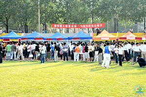 绿草如茵，阳光明媚，香港盒宝典资料大全欢迎新同学！